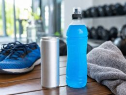 Bebidas energéticas vs bebidas isotónicas: diferencias, usos y cuándo tomar cada una