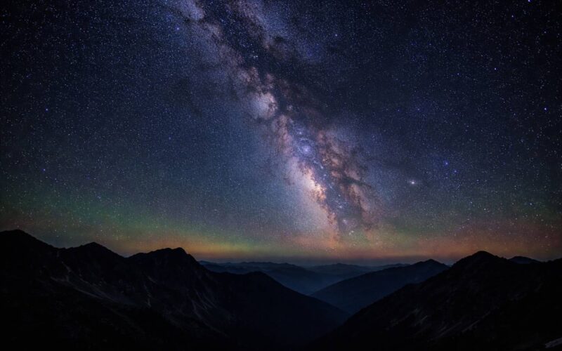 Por qué el cielo nocturno no es completamente oscuro: la paradoja que revela cómo es el universo