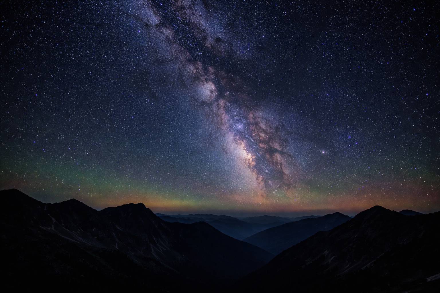 Por qué el cielo nocturno no es completamente oscuro: la paradoja que revela cómo es el universo
